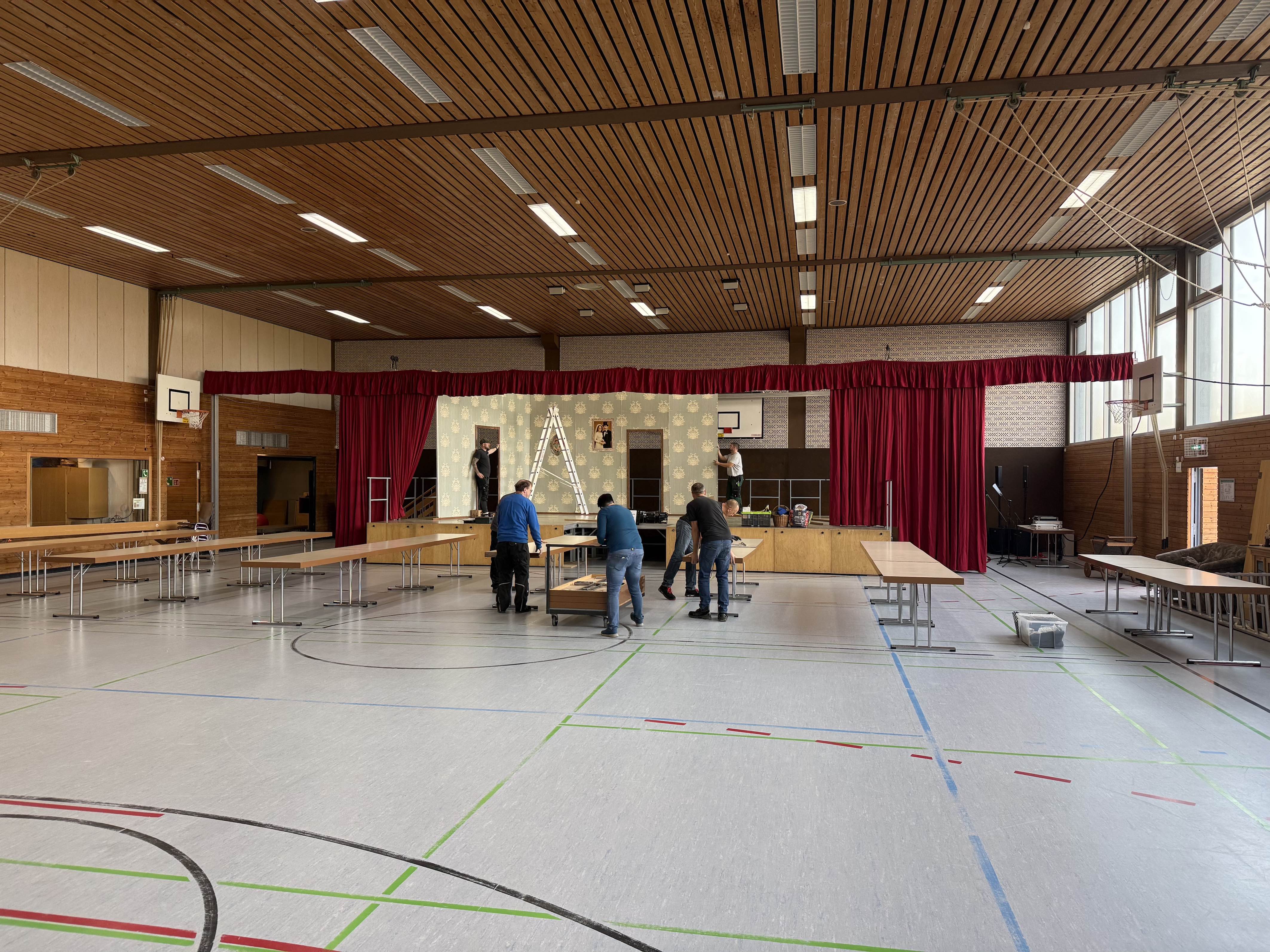 halle aufbau 2 Kopie.jpg